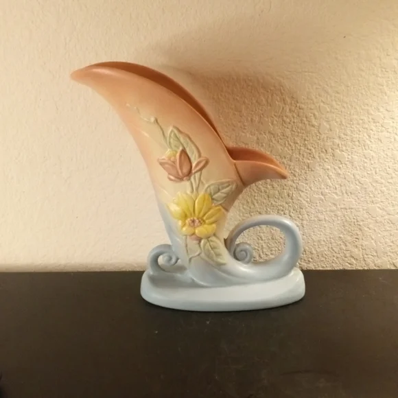 GORGEOUS Hull USA 9" Cornucopia Vase.